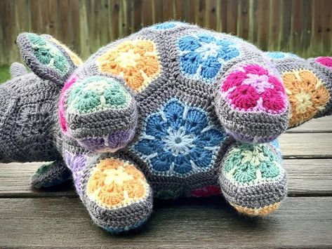 African Flower Dinosaur, African Flower Crochet Animals, African Flower Crochet, Crochet Dinosaur Patterns, Crochet African Flowers, Crochet Hippo, Crochet Dinosaur, African Flowers, Crochet Hexagon