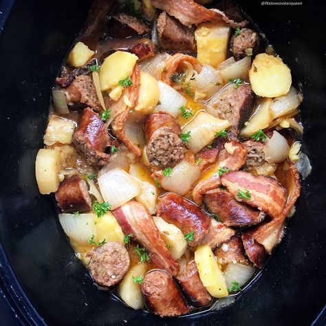 Sausage, bacon, potatoes, and onion. This slow cooker spin on Irish Dublin coddle is definitely hearty yet also whole30 and paleo compliant. You can serve this St. Patrick's Day recipe for breakfast, lunch or dinner. Crockpot Whole 30, Breakfast Casserole Crockpot, Dublin Coddle Recipe, Coddle Recipe, Irish Meals, Dublin Coddle, Bacon Potatoes, Casserole Crockpot, Irish Cooking