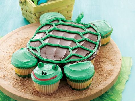 Turtle cake. cute! Easy Kids Birthday Cakes, Cupcake Receptek, Turtle Cupcakes, Pull Apart Cupcake Cake, Turtle Cake, Pull Apart Cupcakes, Easy Birthday, Simple Birthday Cake, A Turtle