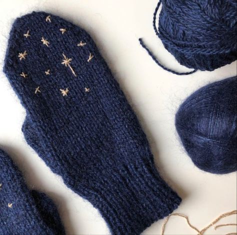 Knit Winter Accessories, Winter Crafts Aesthetic, Knitted Socks Aesthetic, Arm Warmers Outfit, Crocheted Mittens, Knitted Mittens, Crochet Mittens, 자수 디자인, Ideas Crochet