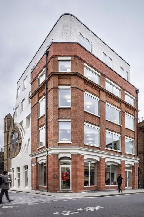 White glazed bricks were used to contrast the existing office's red brick facade. Eric Owen Moss, Yellow Brick Houses, Brick Extension, Glazed Brick, Frank Lloyd Wright Homes, Drawing Course, Quiet Area, Church Windows, London House