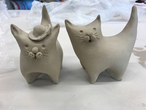 Clay Cats Sculpture, Pottery Cats Ideas, Ceramic Cats Pottery, Animal Pottery Ideas, Pottery Animals Handbuilt, Ceramic Cats Sculpture, Cat Ceramic Ideas, Easy Ceramics Ideas Pottery, Cat Clay Art