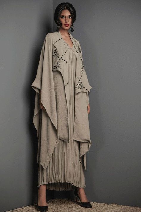 Kaftan Designs, Latest Bridal Dresses, Minimalist Fashion Women, Fashion Background, Mode Abaya, Khaki Fashion, Muslimah Fashion Outfits, Arab Fashion, Fashion Sewing Pattern