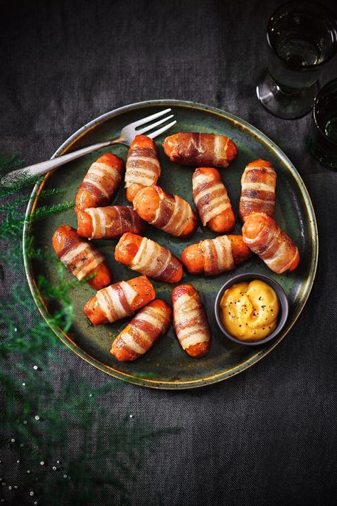 Tesco Christmas, Winter Holiday Recipes, Pigs In Blankets, Pork Sausages, Grilled Sausage, Christmas Dinner Table, Spanish Cuisine, Pigs In A Blanket, Sausages