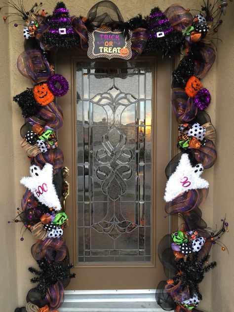 Halloween deco mesh garland for the front door Halloween Door Garland, Diy Halloween Garland, Halloween Front Door Decor, Porche Halloween, Door Decor Halloween, Halloween Diy Door, Outside Halloween Decorations, Halloween Outdoor Decoration, Mesh Garland