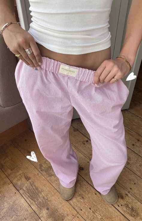 Pink Linen Pants, Taming 7, Striped Linen Pants, Skandinavian Fashion, Looks Party, Devil Wears Prada, Stockholm Style, Stockholm Fashion, Pink Pants