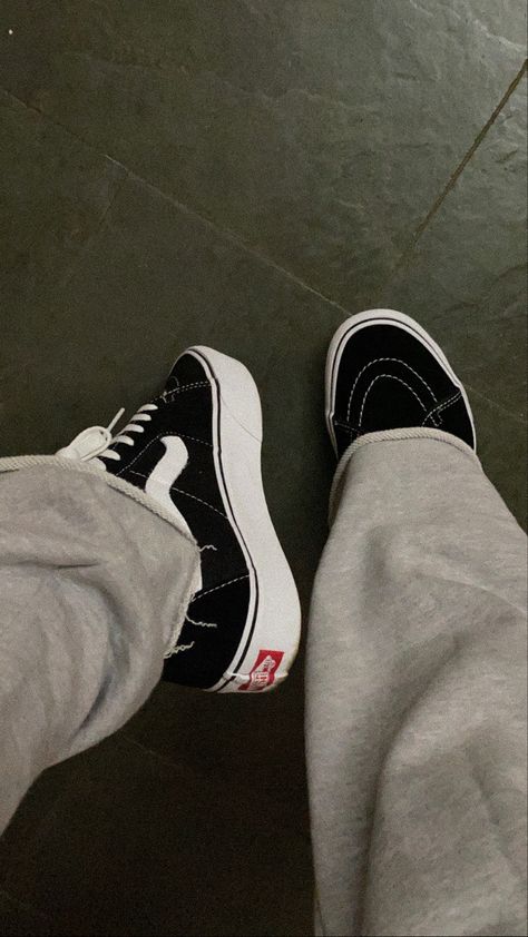 Vans Outfit, Dr Shoes, Fotos Aesthetic, Skater Aesthetic, Best Mens Fashion, Cute Sneakers, Aesthetic Shoes, Instagram Photo Inspiration, Swag Shoes