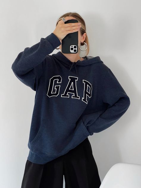 Navy Sweatshirt Outfit, Blue Jumper Outfit, Blue Sweatshirt Outfit, Blue Hoodie Outfit, Hoddies Outfits, Dark Blue Sweatshirt, Gap Sweatshirt, School Uniform Fashion, Navy Blue Hoodie