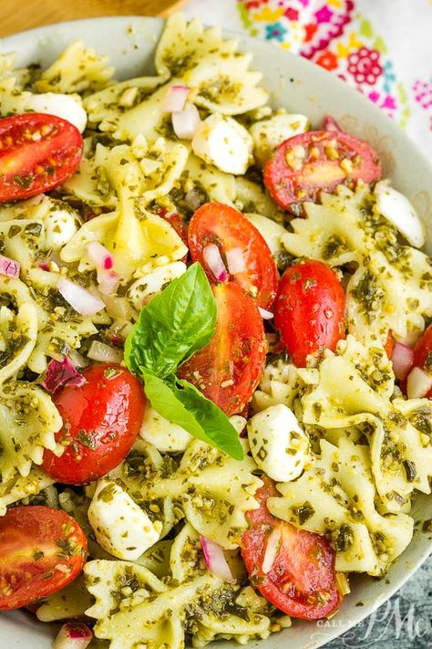 Bowtie Pasta Salad, Basil Pesto Pasta, Ensalada Caprese, Cold Pasta Salad Recipes, Caprese Pasta Salad, Pasta Al Pesto, Salads Recipes, Caprese Pasta, Pesto Pasta Salad