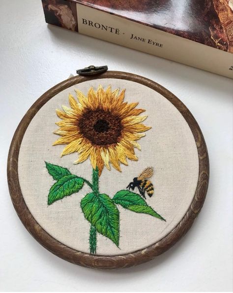 Embroidery Sunflower, Plant Embroidery, Sunflower Embroidery, Bee Embroidery, Diy Embroidery Patterns, Handmade Embroidery Designs, Embroidery Materials, Embroidery Stitches Tutorial, Pola Sulam