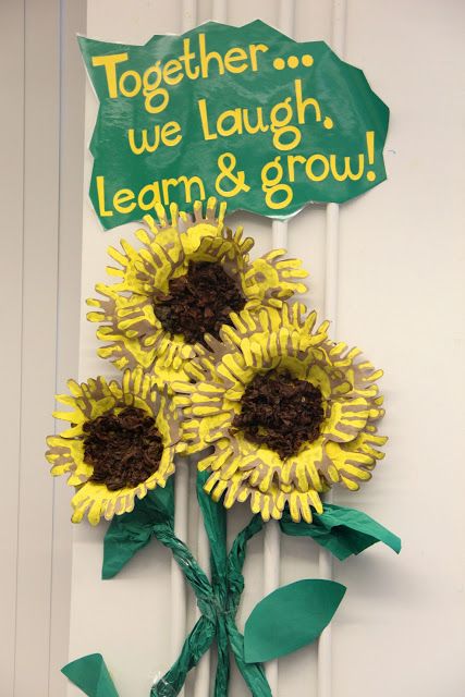 love this idea---each student printed their hands--the teacher put it together and put it in the classroom.  A good 'class family' activity. Sunflower Display Classroom, Handprint Classroom Display, When We Learn We Grow Bulletin Board, Handprint Sunflower, Sunflower Classroom, Class Family, Spring Bulletin, Sunflower Theme, School Door Decorations