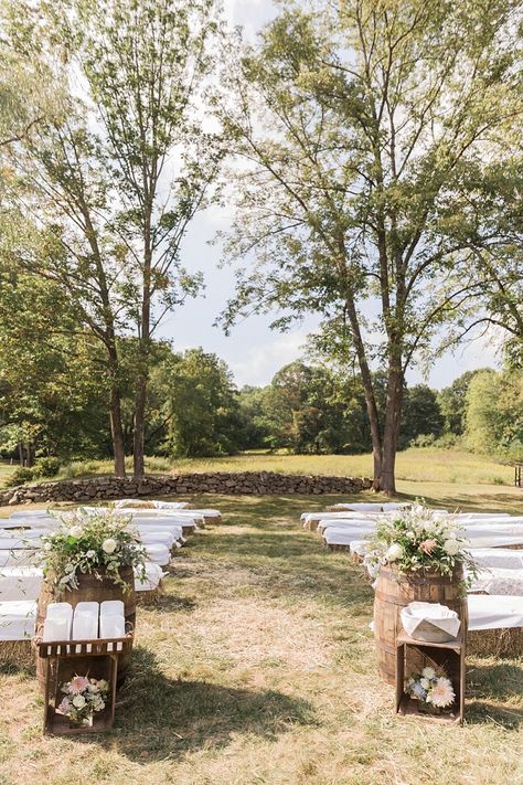 Hay Bale Wedding, Farm Wedding Ideas, Rustic Wedding Seating, Seating Outdoor, Rustic Wedding Photography, Rustic Farm Wedding, Rustic Outdoor Wedding, Ceremony Seating, Rustic Wedding Ideas