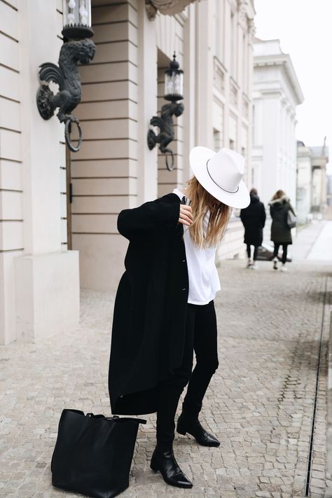 Minimalist Capsule Wardrobe, Looks Street Style, Winter Trends, Mode Inspo, Warm Outfits, Looks Style, Mode Inspiration, Minimalist Fashion, Autumn Winter Fashion