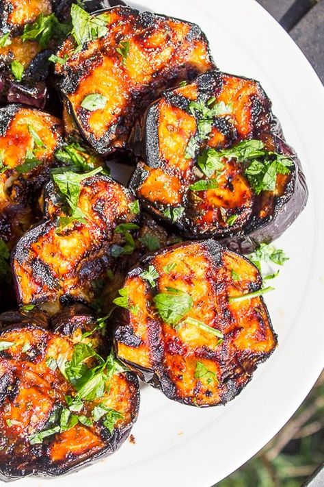 Eggplant lovers will rave about this grilled eggplant recipe with a sweet and tangy glaze. The beautiful bold colors make this an impressive side dish for any BBQ or picnic. #grilledeggplantrecipes Bbq Eggplant Recipes, Vegetarian Bbq Ideas Grill, Bbq Eggplant, Smoked Sides, Grilled Eggplant Recipes, Veggie Bbq, Aubergine Recipes, Rosh Hashanah Menu, Aubergine Recipe