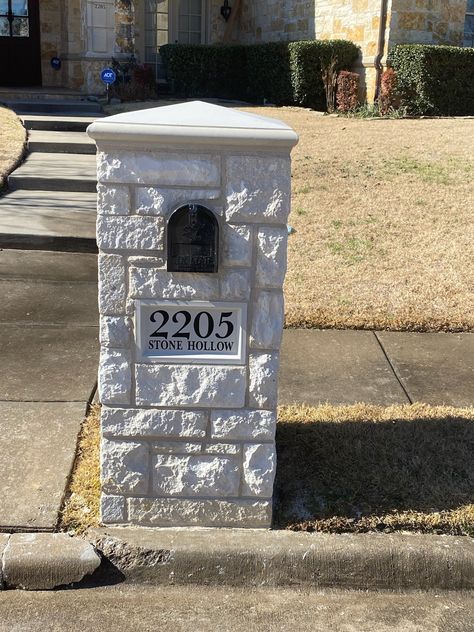 Stone mailbox Masonry Mailbox Ideas, Stone Mailbox Ideas, Mailbox Brick, Entrance Pillars, Stone Mailbox, Brick Mailbox, Home Mailboxes, Mailbox Landscaping, House Entry