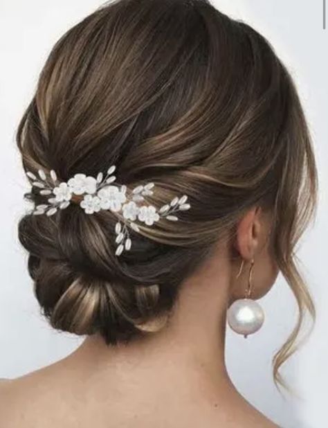 Wedding Hair Up Short Hair, Updo Buns For Wedding, Wedding Hairstyles Updo Elegant, Wedding Hairstyles Flowers, Hairdo Wisuda, Kimono Hairstyle, Bride Hairstyles Updo, Bridal Hair Up, Sanggul Modern