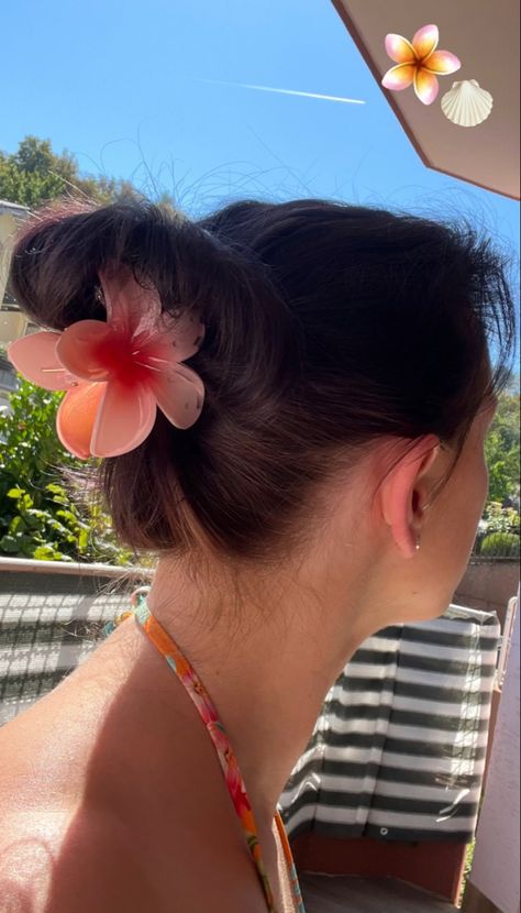 Flower hairclip in dark hair Flower Clutch For Hair, Flower Clutcher Hairstyle, Tropical Hairstyles, Hair Clip Hairstyles, Clip Hairstyles, 90s Aesthetic, Flower Clip, Hair Photo, Flower Hair Clips