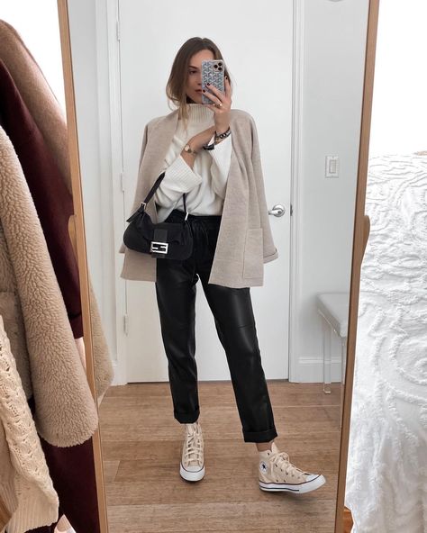 Beige Converse Outfit, Look Office, Living In London, Beige Outfit, Outfits With Converse, Fall Winter Outfits, Light Jacket, Cashmere Sweater, Outfits Casuales