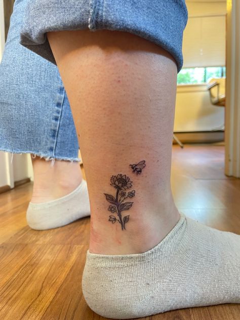 Ankle Bee Tattoo, Bee Ankle Tattoo, Sunflower Bee Tattoo, Tattoo Dainty, Nova Tattoo, Sunflower And Bee, Bumble Bee Tattoo, Dope Tattoos For Women, Bee Tattoo