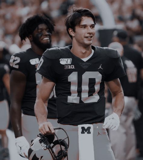 American Football Aesthetic, Football Kicker, Football Aesthetic, Football Pics, Ban Ban, Dragon Star, American Football Players, Football Pictures, American Football