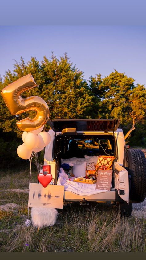 5 Year Anniversary Date Ideas, Picnic Anniversary Ideas, Picnic Anniversary, Jeep Photoshoot, Truck Bed Date, Camping Wedding, Romantic Date Night Ideas, Relationship Stuff, 5 Year Anniversary