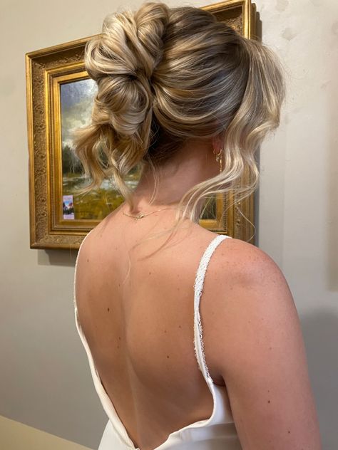 Wedding Hairstyles Updo Elegant Classy, Vintage Classy Hairstyle, French Twist Updo Bridesmaid, Swept Back Bridal Hair, Boho French Twist Updo, Boho French Twist, Clean Wedding Hair Updo, Bridal Hair Updo Elegant Classy, Veil With French Twist