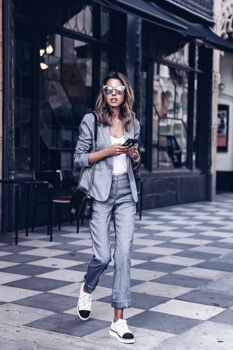 16 Mistakes Job Seekers Make Work Outfits Frauen, Suits And Sneakers, Elegant Summer Outfits, Style Casual Chic, Spring Work Outfits, Grey Suit, Cool Summer Outfits, Summer Work Outfits, Business Outfit