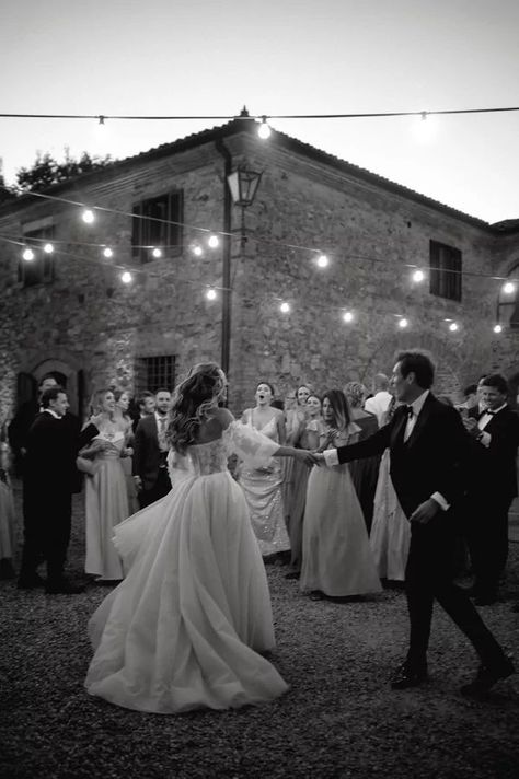 Wedding Italy Dress, Old World Italy Wedding, Toscana Wedding Inspiration, Wedding Photos Tuscany, Tuscan Wedding Photography, Italian Vintage Wedding, Wedding Photography Italy, Italian Wedding Photos, Italian Wedding Photography