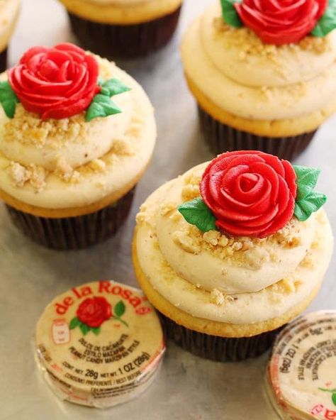 My Delight Cupcakery en Instagram: “🌹Our #MAZAPAN cupcake is back as flavor of the week! It's a mazapan cake inspired by the traditional #delaRosa candy, frosted with creamy…” Mazapan Cake, Mexican Cupcakes, Mexican Dessert Table, Mexican Birthday Parties, Halloween Menu, Treats Halloween, Fiesta Birthday Party, Mexican Theme, Fiesta Theme