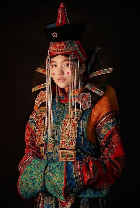 Cultures Of The World, Mongolian Clothing, Deku Cosplay, High Fantasy, Traditional Fashion, World Cultures, Folk Costume, Traditional Dress, Traditional Clothing