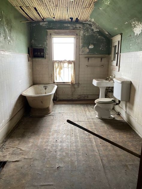 Old Mansion Aesthetic, Abandoned Bathroom, Horror Bathroom, Dark Bathroom Ideas, Mansion Aesthetic, 1940 Style, Very Small Bathroom, Old Sink, Jungle House