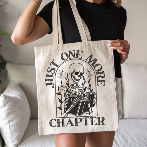 Cricut Library Bag, Tote Bag Book Design, Book Bag Ideas, Bookish Tote Bag, Book Totes, Book Worm Gifts, Book Themed Gifts, Library Bags, Bag For Books