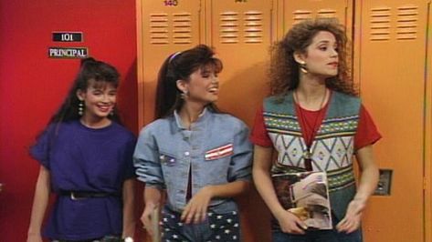 11 Things You Wore Back To School In The '90s That Are Still Hella Dope Kelly Kapowski Style, Street Style Jeans, Kelly Kapowski, School Outfits Highschool, 90s Fashion Women, Punk Pants, Outfits Baggy, Chloe Bennet, Summer School Outfits