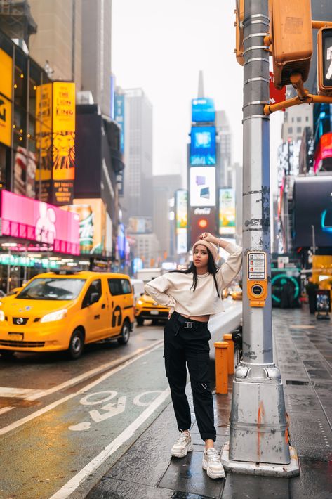 Girl on Times Square with Taxi Time Square New York Photo Ideas, Time Sqaure Photoshoot, Time Square New York Poses, Time Square Outfit Winter, Timesquare Photo Ideas, Time Square Poses, Time Square Pictures Ideas, Time Square New York Photography, Timesquare Photoshoot