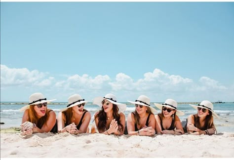 Beach Group Photo Ideas, Group Beach Pictures Friends, Bali Experience, Bachelorette Photoshoot, Bachelorette Beach Weekend, Beach Photos Friends, Bachelorette Party Photo, Bachelorette Pool Party, Bachelorette Beach