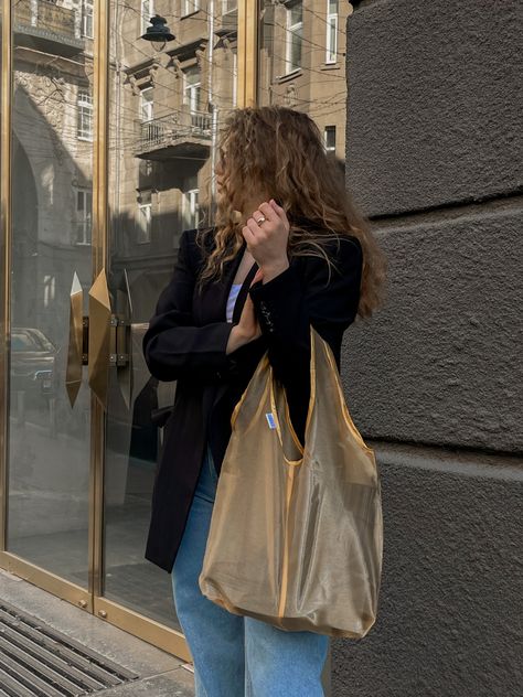 Carrying Flowers Aesthetic, Fashion Outfits 2022, Shopping Bag Design, Gold Tote Bag, Aesthetic Gold, Flower Tote Bag, Tote Bag Aesthetic, Flower Tote, How To Tie Dye