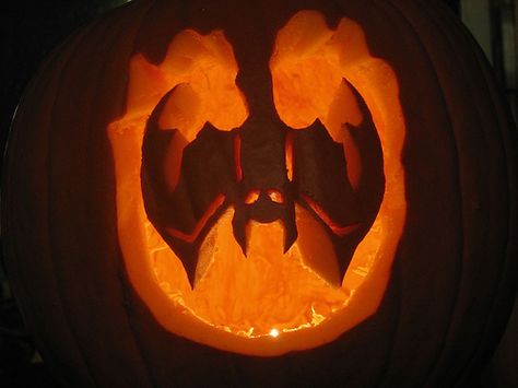 Upside Down Bat Pumpkin Carving, Bat Carving Pumpkin, Double Pumpkin Carving Ideas, Bat Jack O Lantern Ideas, Bat Jack O Lantern, Bat Pumpkin Carving Ideas, Bats Pumpkin Carving, Goth Pumpkin Carving Ideas, Pumpkin Carving Ideas Bat