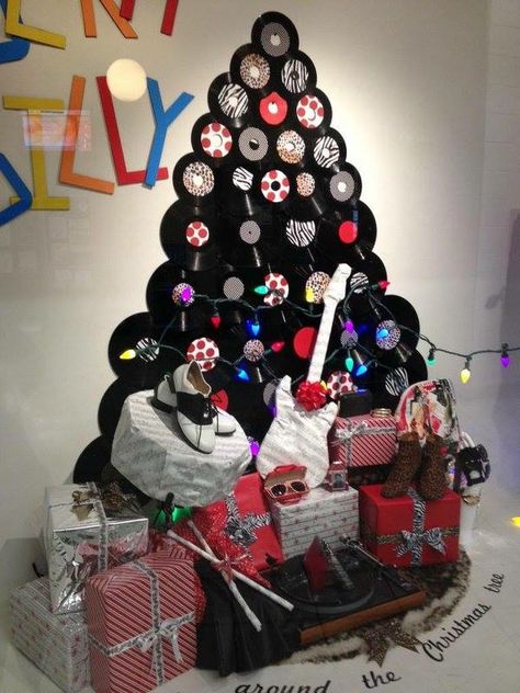 My kinda tree <3 Record Christmas Tree, Rock And Roll Christmas Decorations, Rock N Roll Christmas Decorations, Prek Projects, Motown Christmas, Christmas Hallway, Dj Style, Christmas Parade Floats, Contemporary Christmas Trees