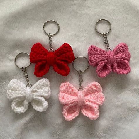 Pink Crochet Bag, Keychains Crochet, Crochet Valentine Patterns, Valentines Patterns, Crochet Keychain Pattern, Crochet Bows, Valentines Crochet, Crochet Business, Pink Crochet