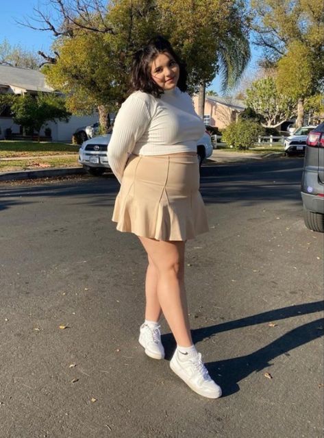 Beige skirt, crème colored shirt, white sneakers Skirt And Sneakers Plus Size, Beige Tennis Skirt Outfit, Skirt And Crewneck Outfit, Creme Outfit, Skort Outfit Ideas, Sweatshirt With Skirt, Outfit Inspo For Spring, Beige Skirt Outfit, Skirt Sneakers