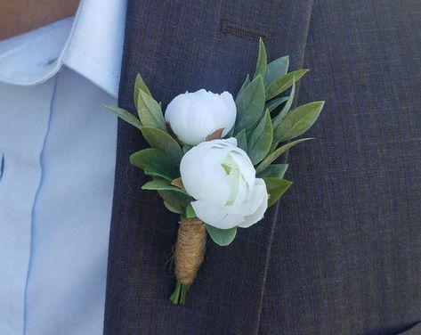 Fake And Real Flower Bouquet, Boutineer Ideas, Boutonniere White, Boutonniere Groomsmen, Ranunculus Boutonniere, Ranunculus Wedding, White Rose Boutonniere, Pink Boutonniere, White Boutonniere