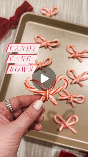 s h a n n o n 🍒 c h e r r y on Instagram: "Bows are having a moment and I am obsessed with these cutie candy cane bows! ❤️🤍🎀 so quick and fun! To make take 2 mini candy canes and place on a baking sheet in the shape of a bow • then break off the top of a candy cane and place on top to make the middle of the bow (it’s ok if they look crooked, you can fix later) • place in oven at 200* for 10-12 minutes • pull out of oven and pinch the middle of the bow tightly so it’s held together • the bows will be very moldable so you can pull the tails of the bows down and shape to your liking! 🎀 . . . . #candycanes #christmasbows #bows #christmastreats #christmas #christmasinspo" Diy Holiday Candy Gifts, Ribbon Candy Recipe, Candy Cane Pull Apart Cupcakes, Mini Candy Cane Crafts, 10 Gift Exchange Ideas, Crafts With Candy Canes, Candy Cane Shaped Appetizers, Candy Cane Bread, Candy Cane Bows In Oven