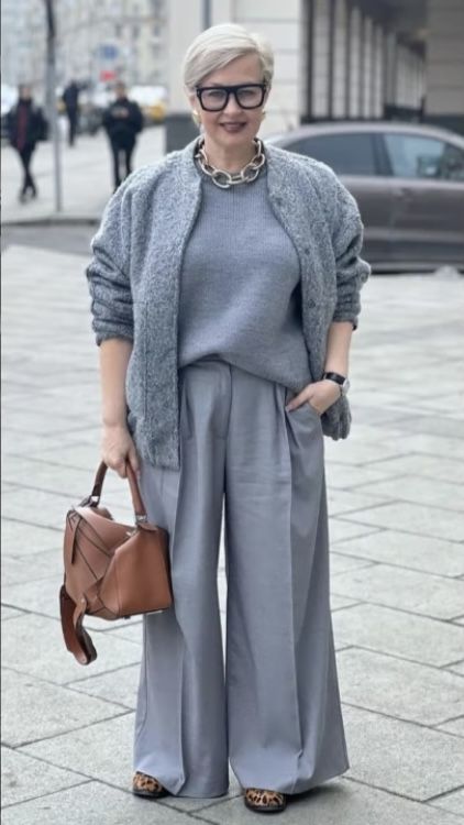 Stylish Outfits For Women Over 50, 60 Fashion, Grey Outfit, Urban Street Style, Layering Outfits, Fashion Mistakes, Fashion Over 40, Style Mistakes, Fashion Over 50