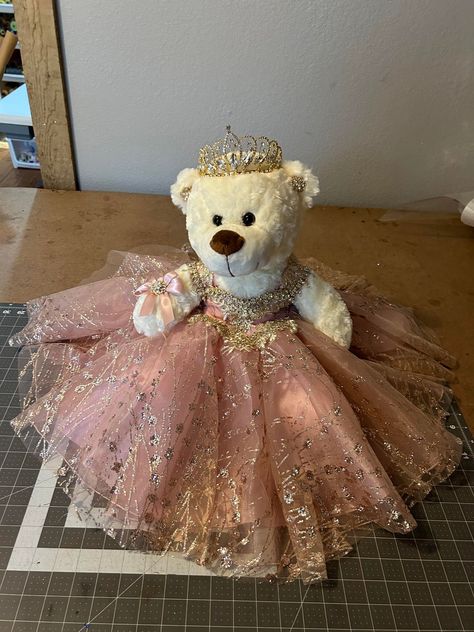 Ideal bear for your quinceanera party, it measures approximately 17" Each dress of our bears is custom designed matching the tone to the color of your quinceanera dress. It is worth mentioning that the tone of the fabric may vary, as well as the accessories (crown, earrings or necklace) If you need a more personalized bear or the same as your dress, it can also be made. Our specialty is satisfying our clients. You can contact us if you require a custom design. Contact: 817-443-7252 FB: Norma Vaz Quinceanera Rings, Quinceanera Bear, Rose Gold Quince, Pink Quince, Crown Earrings, Quince Ideas, Pink Teddy Bear, Quinceanera Party, We Bear