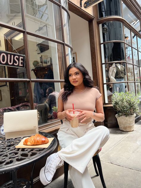 Coffee Date Pose Ideas, Coffee Poses Photo Ideas, Coffee Shop Poses Photo Ideas, Coffee Shop Outfit Summer, Poses Coffee Shop, Morning Coffee Outfit, Coffee Shop Pose, Coffee Shop Poses, Cafe Date Outfit