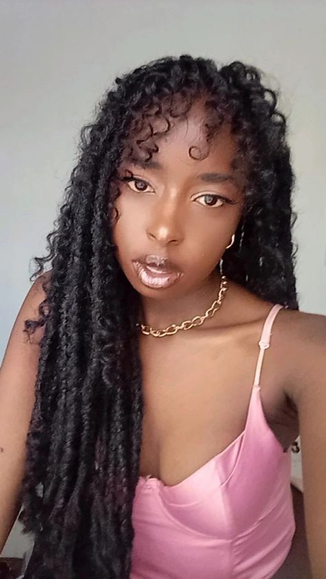 Faux Locs With Curly Bangs, Bangs On Locs, Soft Locs With Bangs, Locs With Curly Bangs, Faux Locs Bangs, Faux Locs With Bangs, Layered Locs, Locs With Bangs, Bohemian Locs