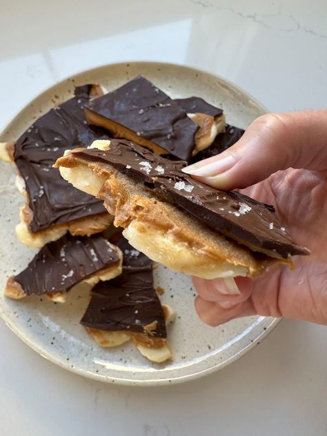 This banana bark features layers of banana slices, peanut butter and chocolate all topped with flaky sea salt. It's the perfect tasty treat to keep in the freezer! Bark Dessert, Clean Eating Sweets, Banana Bark, Clean Desserts, Eating Bird Food, Afternoon Tea Cakes, Clean Dessert, Banana Slices, Banana Bites