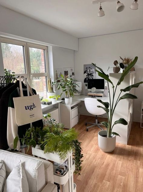 Aesthetic Room Ideas With Plants, Room Inspo Aesthetic Plants, Minimalistic Bedroom Plants, Room Inspiration Bedroom Plants, Black And Plants Bedroom, Room Inspo Plants Minimalist, Plant Inspo Bedroom, Room Plants Bedroom, Minimal Plant Bedroom