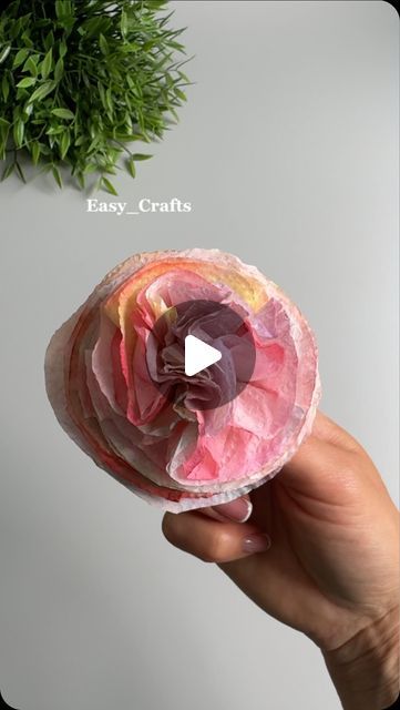 How To Make Flowers Out Of Napkins, Paper Towel Roses Diy, Paper Towel Flowers Diy, Paper Towel Flowers, Paper Flowers Diy Easy, Diy Fleur, Paper Flower Wreaths, Tissue Flowers, Craft Flowers