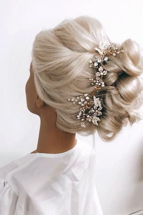 A boho bridal style feels totally perfect for any bride. I’m digging this one for wedding day hair. Keep it to your board Beautiful Wedding Hair, Romantic Updo, Elegant Updo, Sleek Ponytail, Hair Collection, Loose Curls, Boho Hairstyles, Boho Bridal, Dreamy Wedding